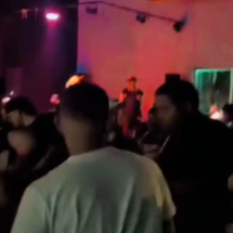 Vídeo: mulher é baleada na cabeça em MG durante tiroteio em bar - Redes Sociais/Reprodução