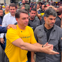 Flávio Bolsonaro é recebido no Ceasa, em Contagem, sob vivas e xingamentos - Edesio Ferreira/EM/D.A Press