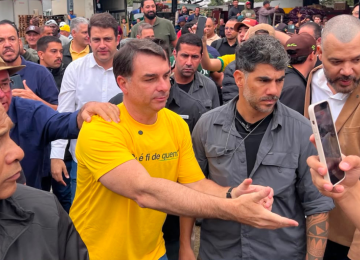 Flávio Bolsonaro (PL) foi recebido aos gritos por trabalhadores e produtores rurais no Ceasa Minas, em Contagem -  (crédito: Edesio Ferreira/EM/D.A Press)