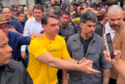 Flávio Bolsonaro (PL) foi recebido aos gritos por trabalhadores e produtores rurais no Ceasa Minas, em Contagem -  (crédito: Edesio Ferreira/EM/D.A Press)