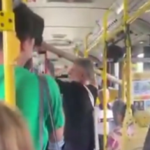 Vídeo: homem tenta levar bambu no Move e irrita passageiros em BH - Redes Sociais/Reprodução