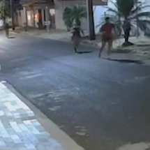 Vídeo: PM persegue suspeitos após morte em barbearia  - Reprodu&ccedil;&atilde;o/Redes sociais