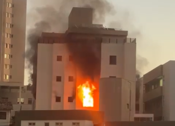 Vídeos registrados por moradores mostram chamas altas saindo do apartamento durante os primeiros momentos da ocorrência -  (crédito: Corpo de Bombeiros/Reprodução)