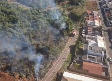 V&iacute;deo: Mulher &eacute; procurada por provocar inc&ecirc;ndio em parque de Patos de Minas -  (crédito: CBMG/Divulga&ccedil;&atilde;o)