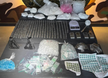 Durante a ação, foram apreendidos aproximadamente 15 kg de cocaína, 358 invólucros de skunk, duas porções adicionais da droga, além de outros materiais -  (crédito: PMMG/Reprodução)