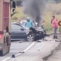 Acidente com três veículos deixa um morto e interdita a BR-381 - Redes Sociais/Reprodução