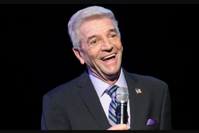 Tom Dreesen fez apresentações com personalidades como Liza Minnelli e abriu as turnês de Frank Sinatra por 13 anos -  (crédito: Redes Sociais/Reprodução)