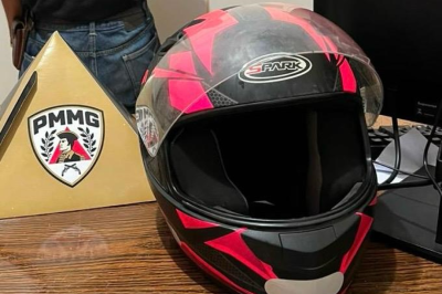 O capacete estava na casa do suspeito e foi recuperado pelas policiais -  (crédito: PMMG/Divulgação)