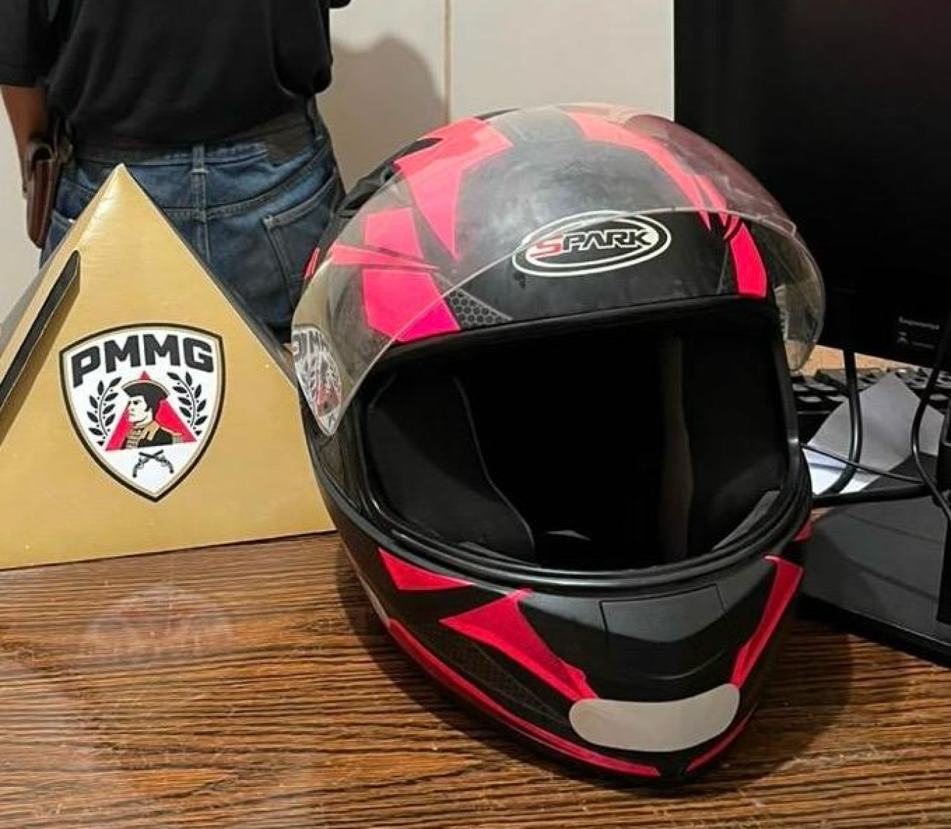 Homem é preso por furtar capacete e alega que pegou o objeto por dívida