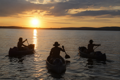 Em canoas canadenses construídas artesanalmente em fibra de vidro, eles partiram de Lagoa Santa e seguiram pelo Rio das Velhas, São Francisco e Parnaíba até alcançar o litoral do Piauí -  (crédito: Renato Weill/EM - 1998)