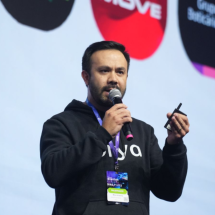 Orya lança nova era de tradução de palestras com IA - DINO