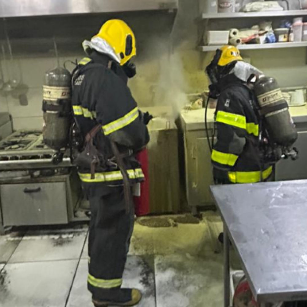 Incêndio atinge praça de alimentação de shopping em MG