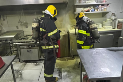 Fritadeira pega fogo e mobiliza bombeiros em shopping de Varginha -  (crédito: Corpo de Bombeiros/Reprodução)