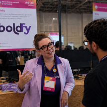 Marketing B2B coloca colaboradores como porta-vozes de marca - DINO