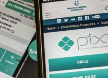 A tela de uma transa&ccedil;&atilde;o Pix e o site do Banco Central refletem o sucesso e o esfor&ccedil;o para a internacionaliza&ccedil;&atilde;o do sistema de pagamentos. -  (crédito: Marcello Casal Jr/Ag&ecirc;ncia Brasil)