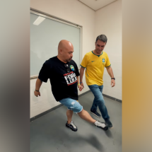Flávio Bolsonaro aprende coreografia de funk após críticas por 'dancinhas' - Reprodução/Redes Sociais