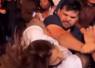 Vídeo flagrou o homem e a mulher trocando socos durante show no Expomontes -  (crédito: Redes Sociais/Reprodução)