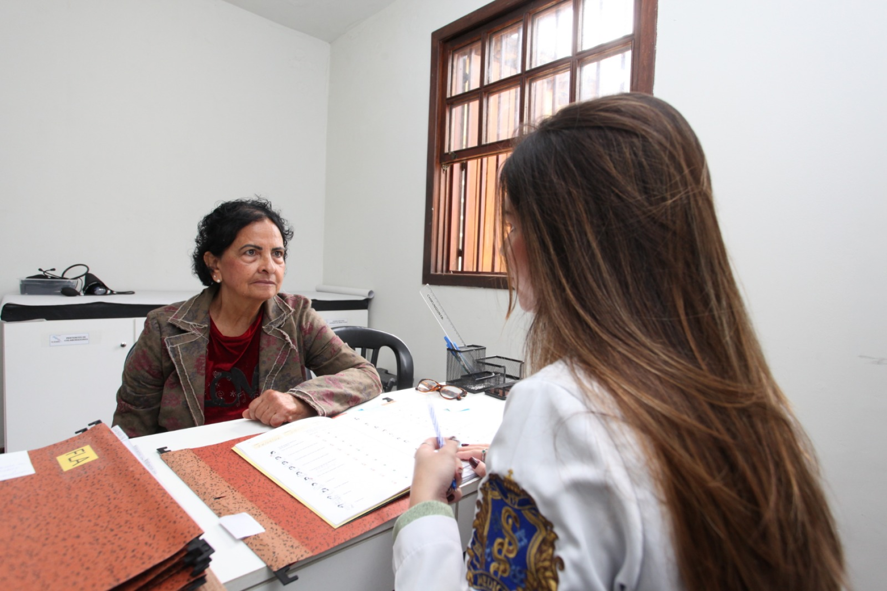 CT de terapias da UFMG faz recrutamento de idosos para teste da nova vacina contra a gripe. Na foto,  Dayse Lopes de Queiroz com a dr. Luisa Ferraz Borba Torres.