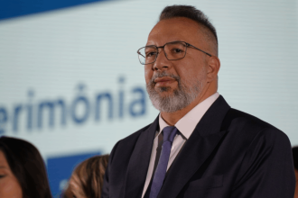 Mais um aliado de Flávio Bolsonaro é alvo da Polícia Federal