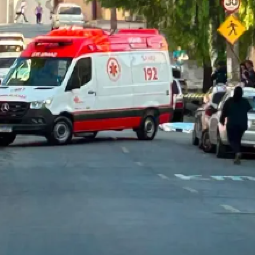 Motociclista morre ao bater em carro e ser arremessado em poste no Barreiro