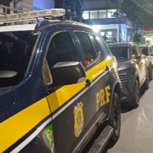 PRF abre caminho na BR-251 e ajuda grávida a chegar a hospital em MG - PRF/Reprodução