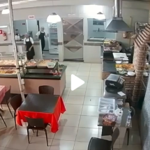 Vídeo: bombeiro de folga salva criança engasgada em restaurante em MG - Corpo de Bombeiros/Reprodução