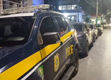 Em 20 minutos, PRF abre caminho e leva grávida a hospital em Montes Claros -  (crédito: PRF/Reprodução)