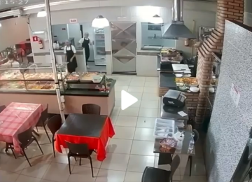Bombeiro de folga age rápido e salva criança engasgada durante almoço em Uberlândia -  (crédito: Corpo de Bombeiros/Reprodução)