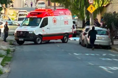 A batida ocorreu na Rua Maria Elizabeth Pessoa, onde o motociclista foi arremessado contra o poste -  (crédito: Redes Sociais/Reprodução)