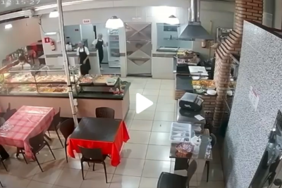 Bombeiro de folga age rápido e salva criança engasgada durante almoço em Uberlândia -  (crédito: Corpo de Bombeiros/Reprodução)