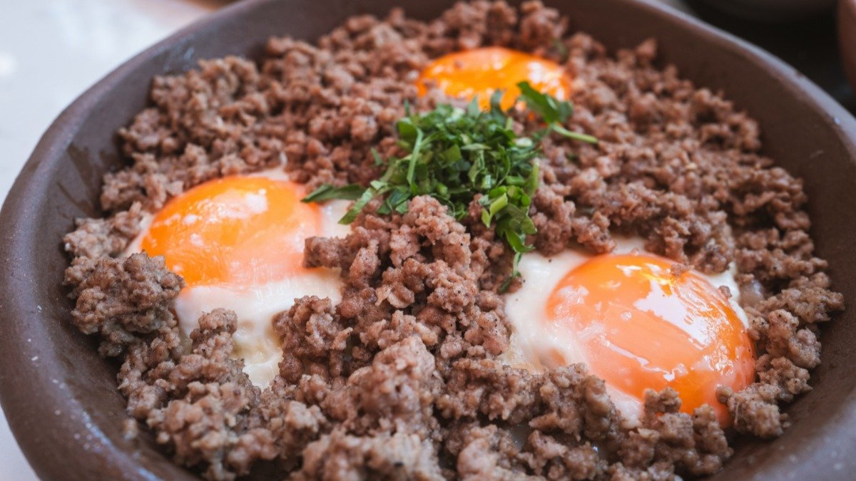 Carnes e ovos s&atilde;o exemplos de alimentos ricos em vitaminas do complexo B, nutrientes cruciais para o corpo. -  (crédito: Pexels)