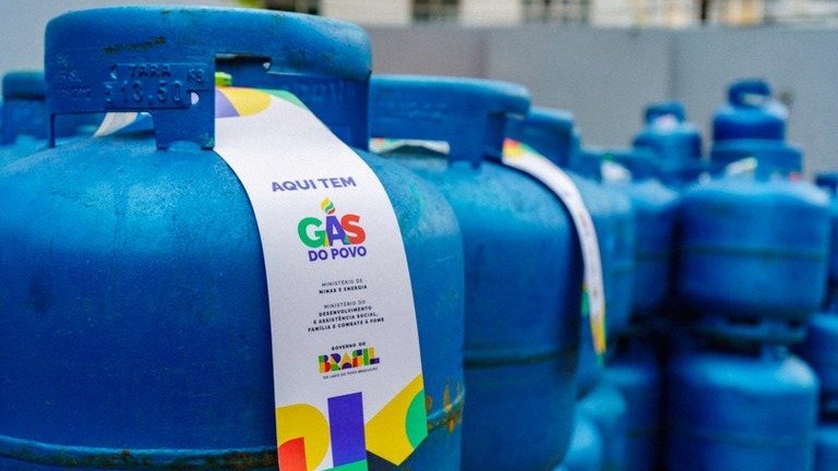 O Programa G&aacute;s do Povo fornece botij&otilde;es de 13 quilos, visando aliviar o impacto do pre&ccedil;o do g&aacute;s de cozinha no or&ccedil;amento familiar. -  (crédito: Reprodu&ccedil;&atilde;o/Governo federal)