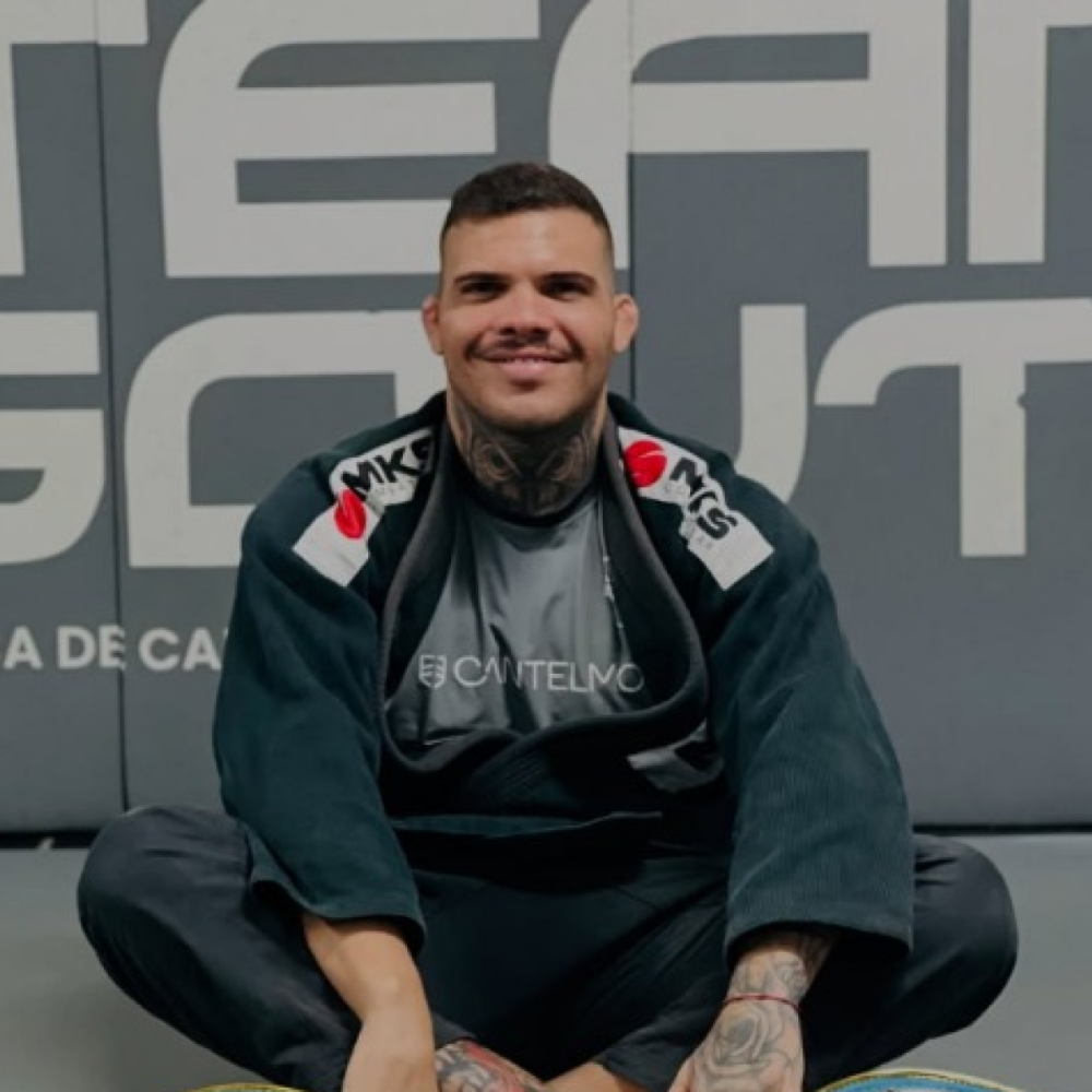 Lutador de Muay Thai é baleado após partida de futebol da Galoucura