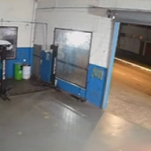 Vídeo: homem incendeia oficina após discussão por R$ 120 em Minas - Redes Sociais/Reprodução