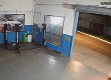 Revoltado com cobrança de R$ 120, homem ateia fogo em oficina; veja vídeo -  (crédito: Redes Sociais/Reprodução)
