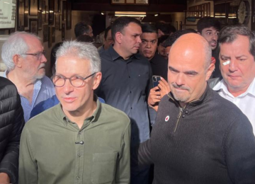 Ex-governador Zema e atual governador Mateus Simões durante visita ao tradicional Café Nice, no Centro de Belo Horizonte -  (crédito: Edesio Ferreira/EM/D.A Press)