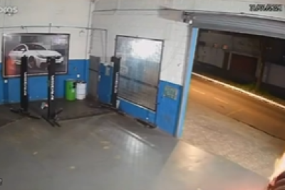 Revoltado com cobrança de R$ 120, homem ateia fogo em oficina; veja vídeo -  (crédito: Redes Sociais/Reprodução)