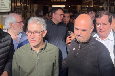 Ex-governador Zema e atual governador Mateus Simões durante visita ao tradicional Café Nice, no Centro de Belo Horizonte -  (crédito: Edesio Ferreira/EM/D.A Press)