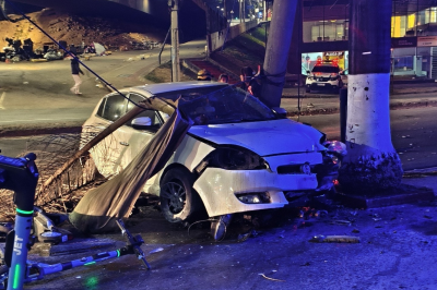 Com o impacto da batida, a estrutura do poste ficou danificada  -  (crédito: CBMMG/Divulgação )