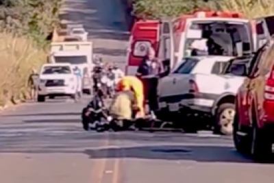 Batida entre carro e picape mata uma pessoa e deixa três feridos graves -  (crédito: Redes Sociais/Reprodução)