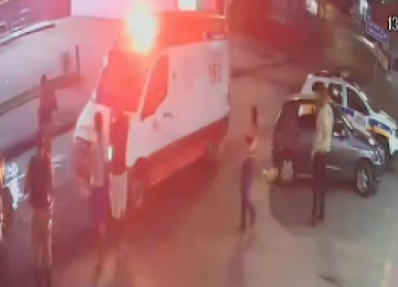 Vídeo flagra motociclista invadindo contramão antes de bater em carro em BH -  (crédito: Redes Sociais/Reprodução)