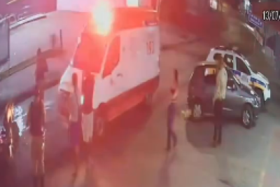 Vídeo flagra motociclista invadindo contramão antes de bater em carro em BH -  (crédito: Redes Sociais/Reprodução)
