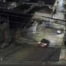 Vídeo: carro desgovernado 'voa', bate em caminhonete e só para em muro - Redes Sociais/Reprodução