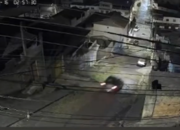 Vídeo mostra carro desgovernado atingindo caminhonete e muro em BH -  (crédito: Redes Sociais/Reprodução)