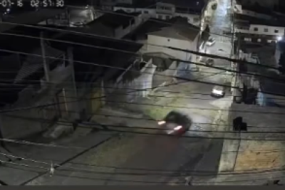 Vídeo mostra carro desgovernado atingindo caminhonete e muro em BH -  (crédito: Redes Sociais/Reprodução)