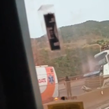 Colisão entre carretas espalha carga de madeira na BR-381; veja vídeo - Redes Sociais/Reprodução