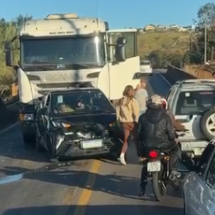 Colisão entre carro e carreta resulta em trânsito caótico na Grande BH - Redes Sociais/Reprodução