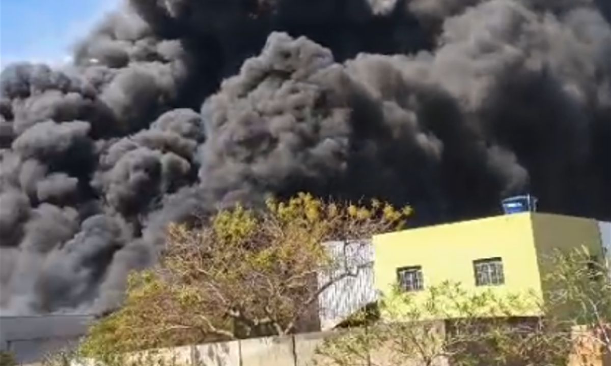 Vídeo: explosão causa incêndio em indústria próxima a rodovia em MG