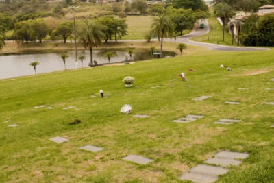 Família se despede de Stifanie na manhã desta quinta-feira (23/7) após crime que chocou BH -  (crédito: Bosque da Esperança/Reprodução)
