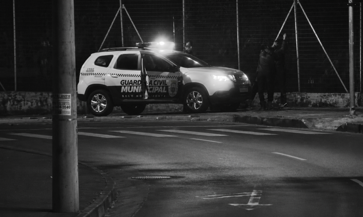 Homem &eacute; preso por furtar cabos de sem&aacute;foros na Avenida Vilarinho